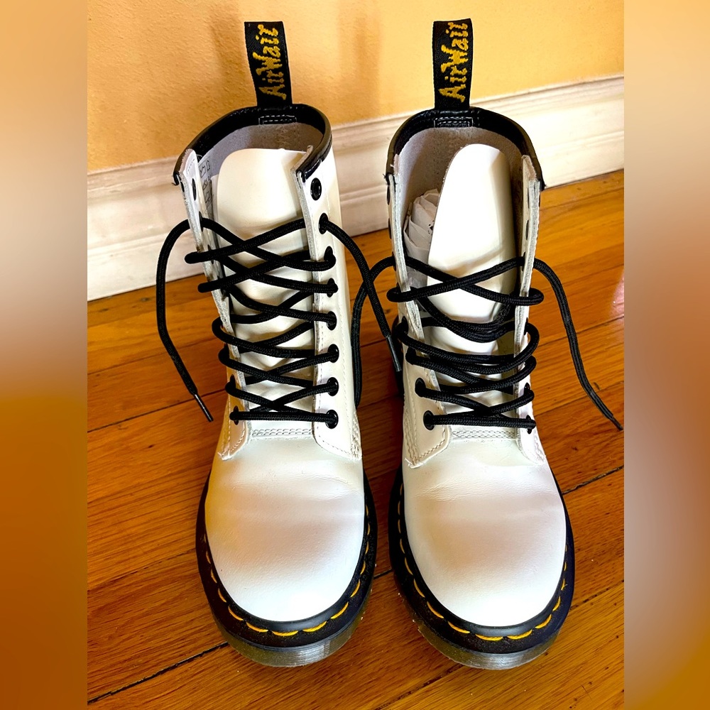 NEW Doc Martens original white! Beautiful & In Perfect condition.